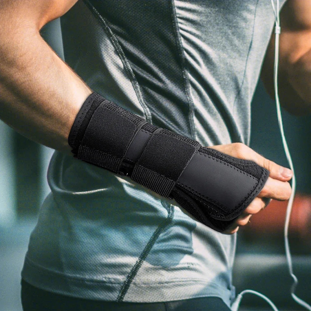 Attelle de poignet noire ChronoStyle en néoprène avec sangles réglables pour le sport et le soutien articulaire
