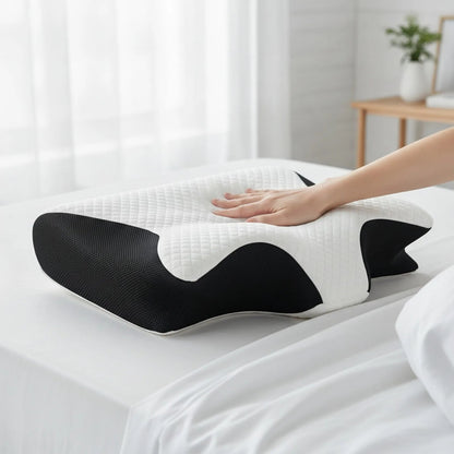 Oreiller ergonomique CerviRest Pro ChronoStyle bicolore blanc et noir en mousse à mémoire de forme sur un lit